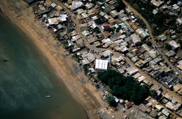 Archipel-des-Comores;-France;-Habitat;-Kaleidos;-Kaleidos-images;-La-parole-à-limage;-Laurent-Abad;-Mayotte;-Minaret;-Océan-Indien;-Plage;-Quartier;-Stories-Pictures;-Toits-de-tôle;-Vue-aérienne